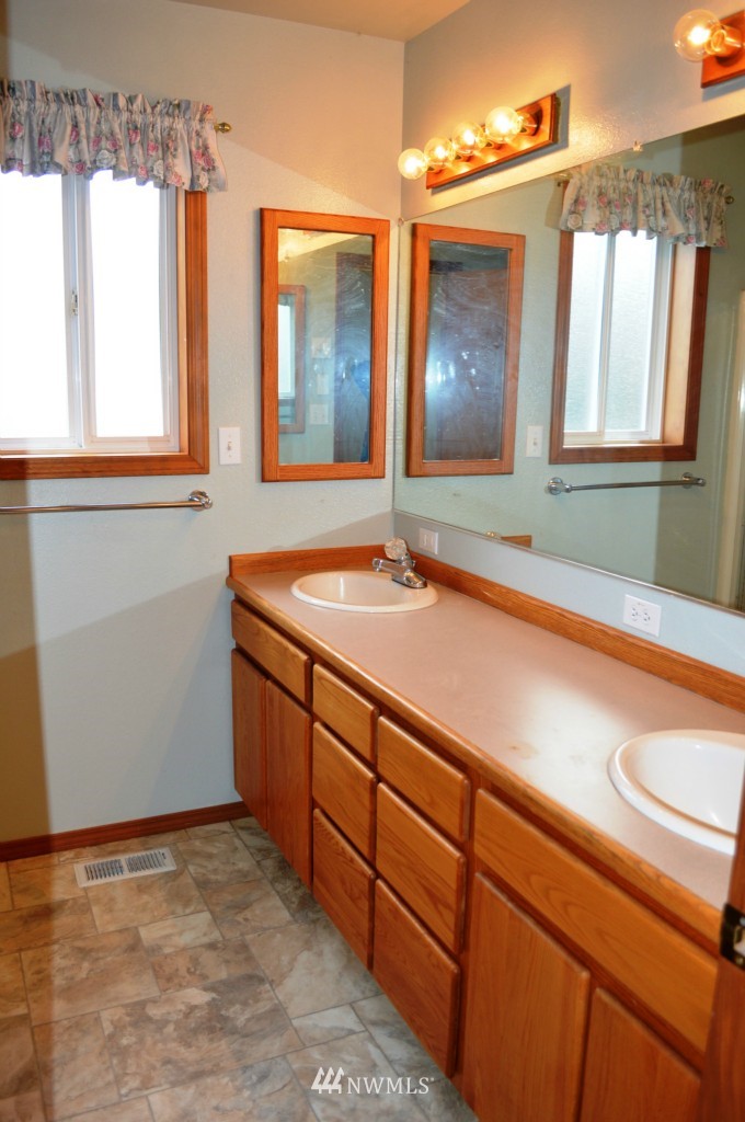 221 Wagner Road Kelso, WA 98626 - Photo 9 of 24 Gallery Image 9
