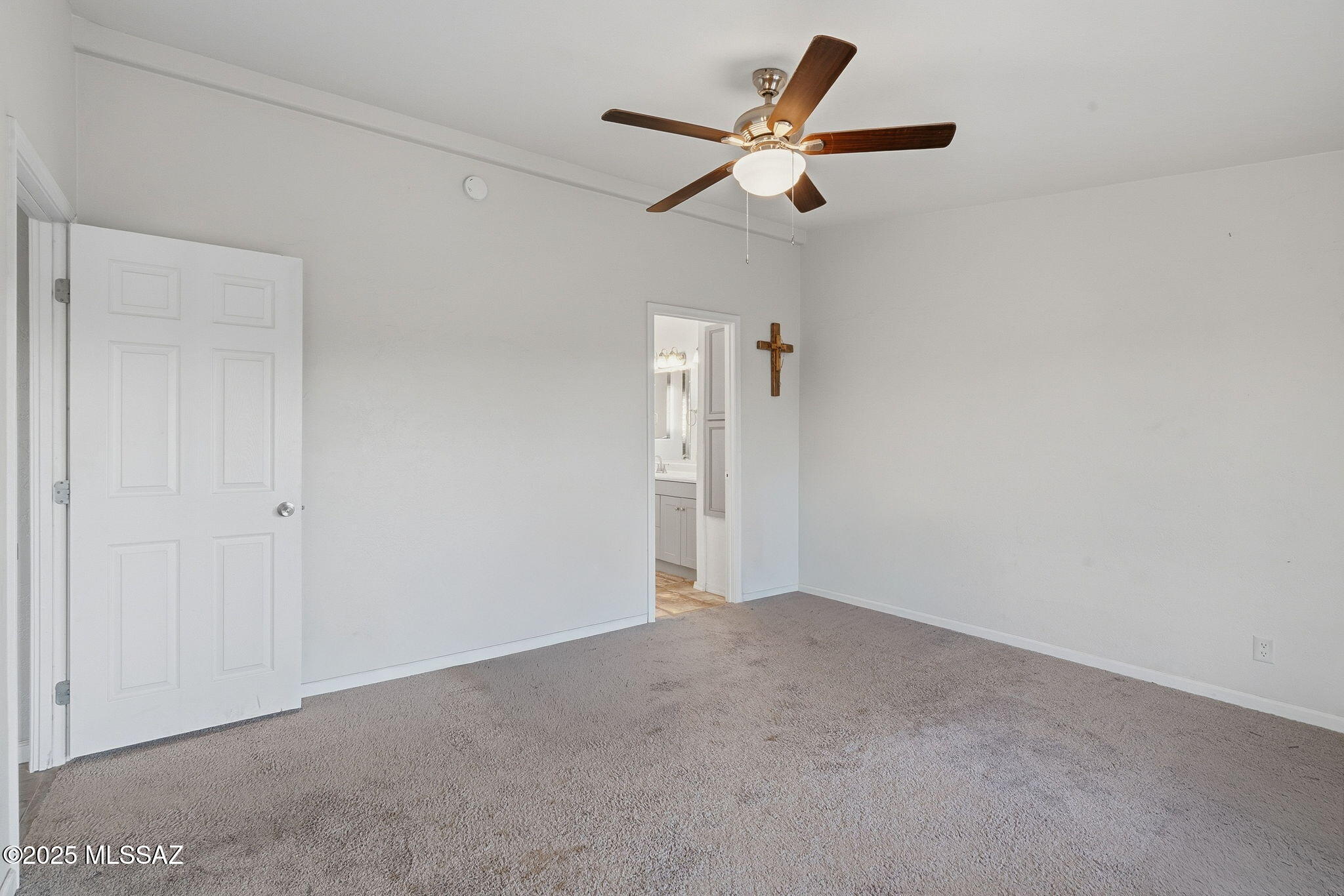 9740 North Running Back Way Marana, AZ 85653 - Photo 15 of 34 Main bedroom w/ensuite bath, walk-in shower & closet