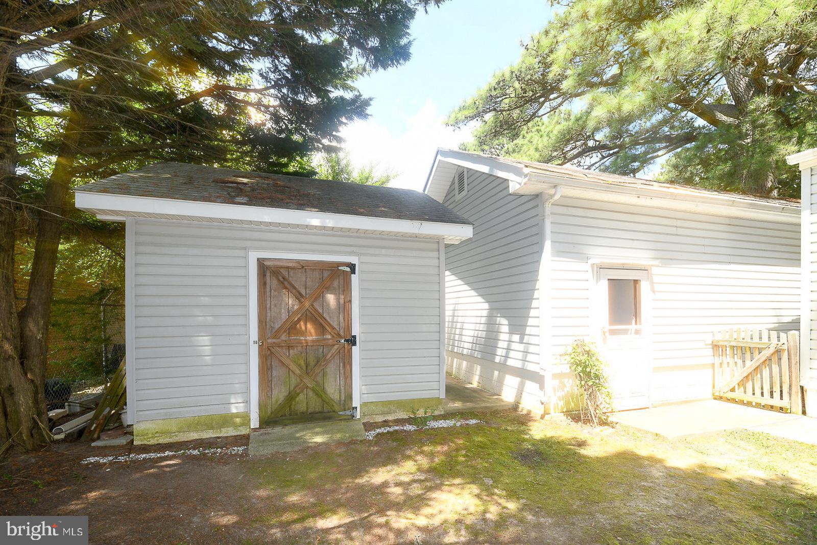 17309 Piney Point Road Piney Point, MD 20674 - Photo 29 of 38 a view of a backyard with a large tree