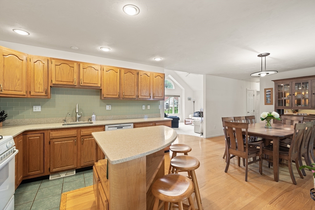 33 Alger Way Stoughton, MA 02072 - Photo 10 of 38