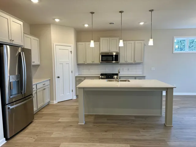 $575,000 | 20050 Glarus Lane, Lakeville, MN 55044