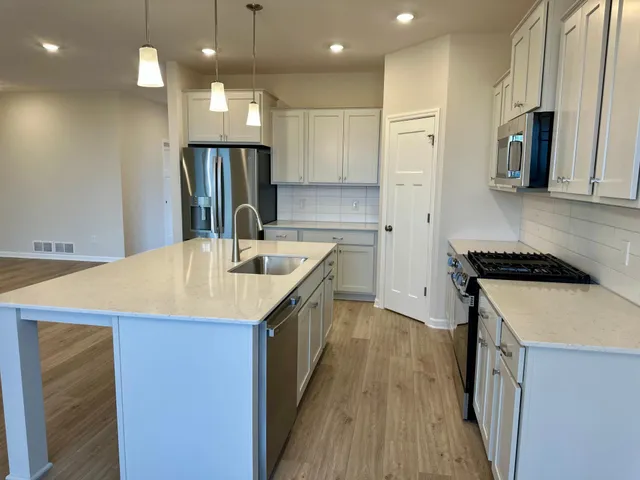 $575,000 | 20050 Glarus Lane, Lakeville, MN 55044