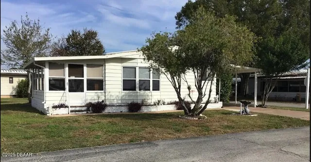 a view of a house with backyard