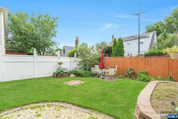 a view of yard with green space