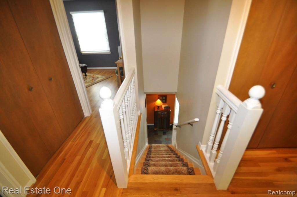 327 Shagbark Drive Rochester, MI 48309 - Photo 16 of 30 STAIRCASE