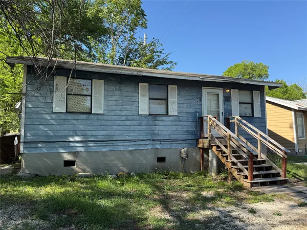 $110,000 | 907 East Market Street, Lockhart, TX 78644