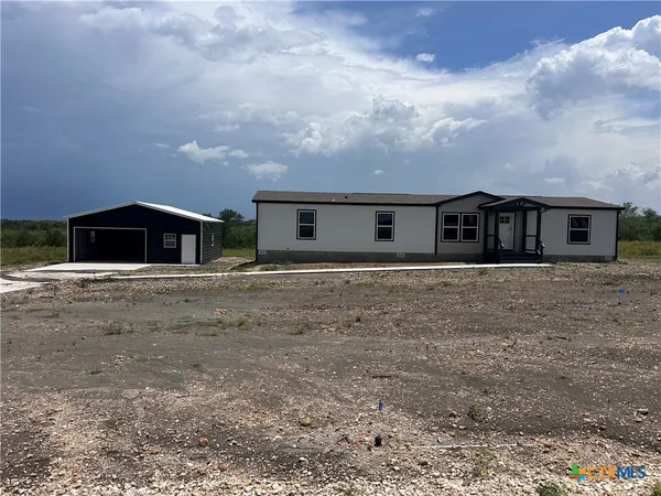 a view of house with front yard