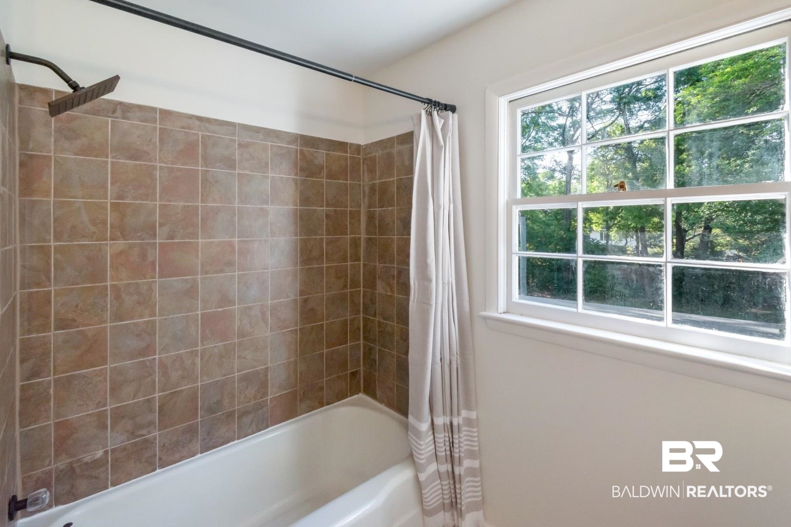 115 Pineridge Road Daphne, AL 36526 - Photo 27 of 34 Bathroom with shower / bath combo