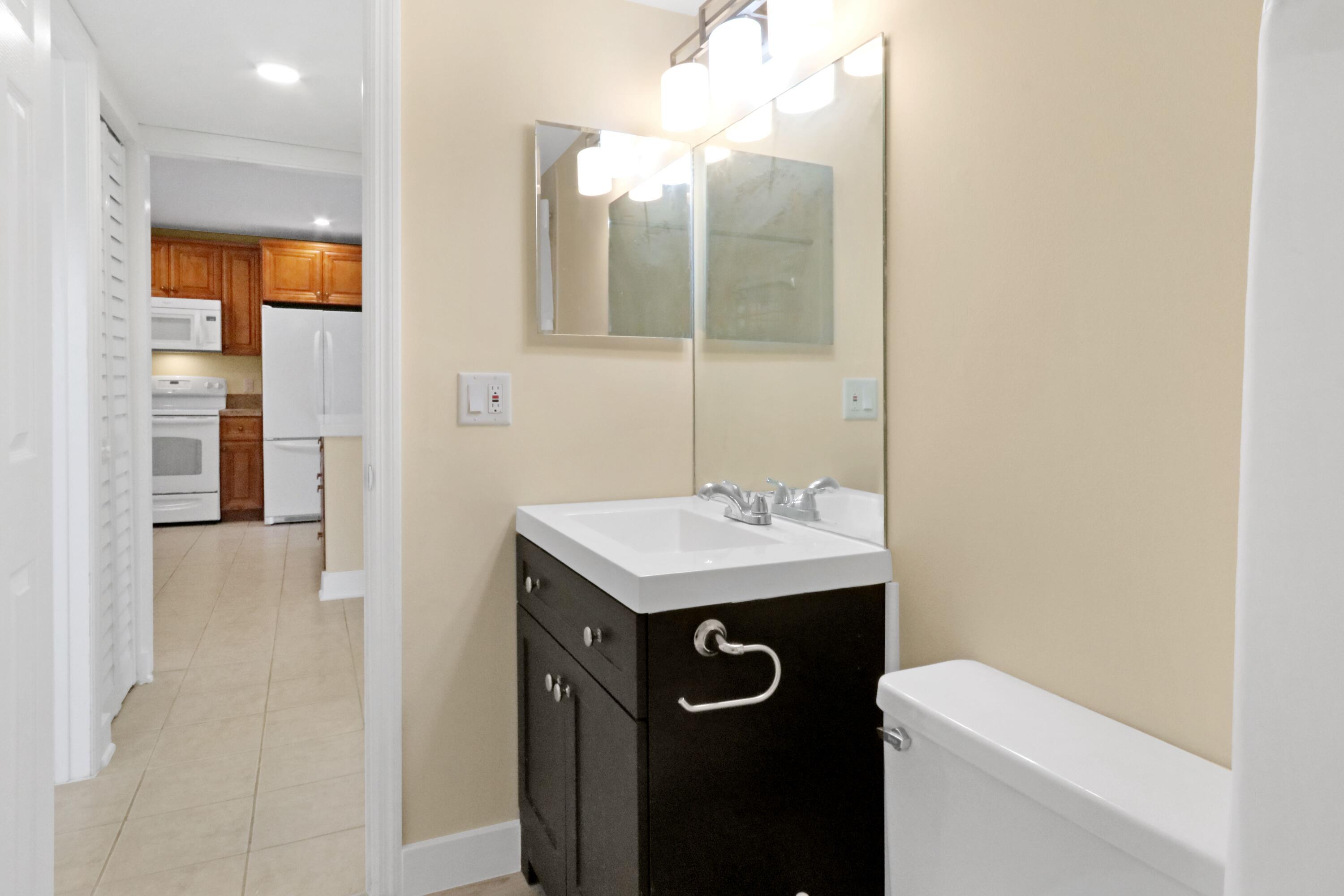 717 Highway 1, Unit 712 Jupiter, FL 33477 - Photo 18 of 30 Guest Bathroom-2