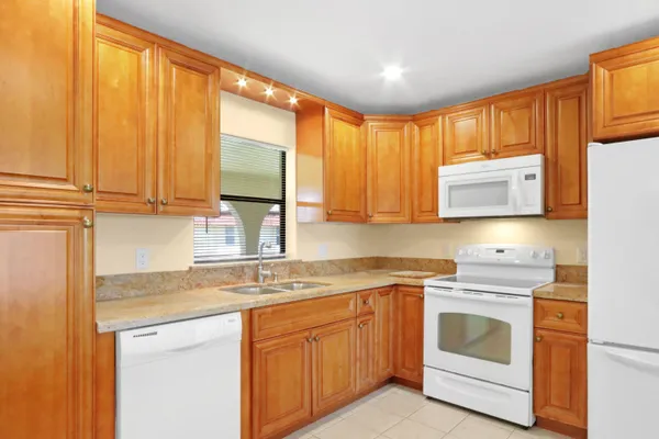 $2,850 | 717 Highway 1, Unit 712, Jupiter, FL 33477