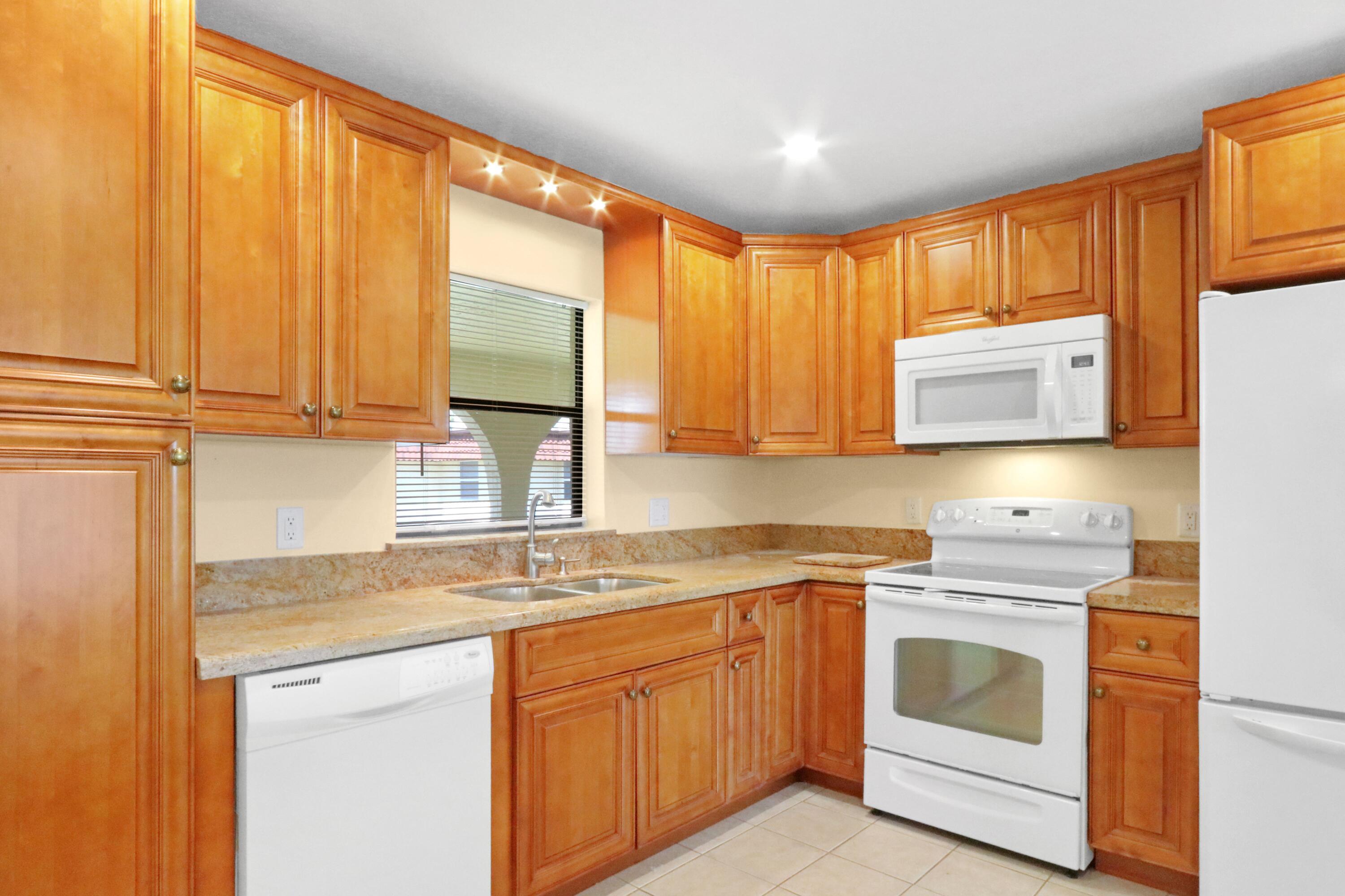 717 Highway 1, Unit 712 Jupiter, FL 33477 - Photo 3 of 30 Kitchen