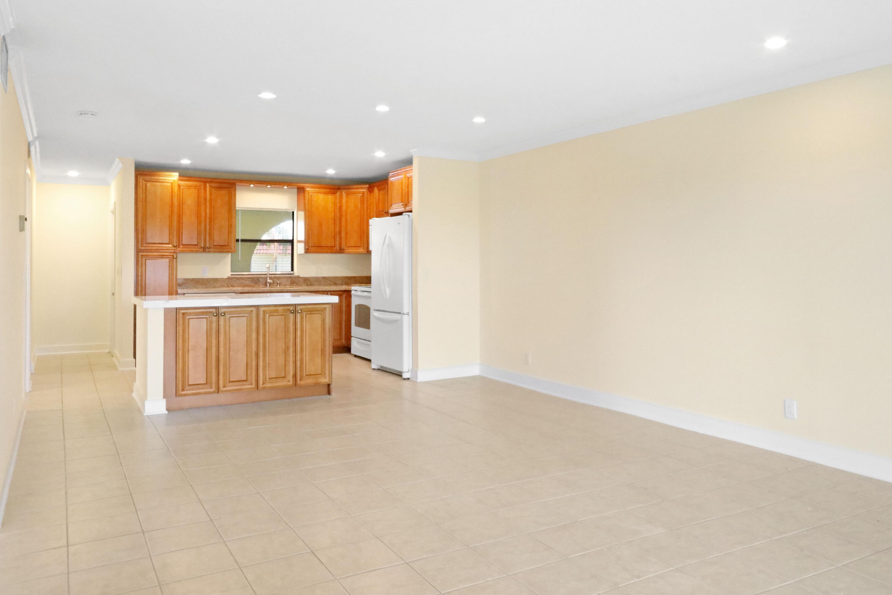 717 Highway 1, Unit 712 Jupiter, FL 33477 - Photo 7 of 30 Living-Kitchen