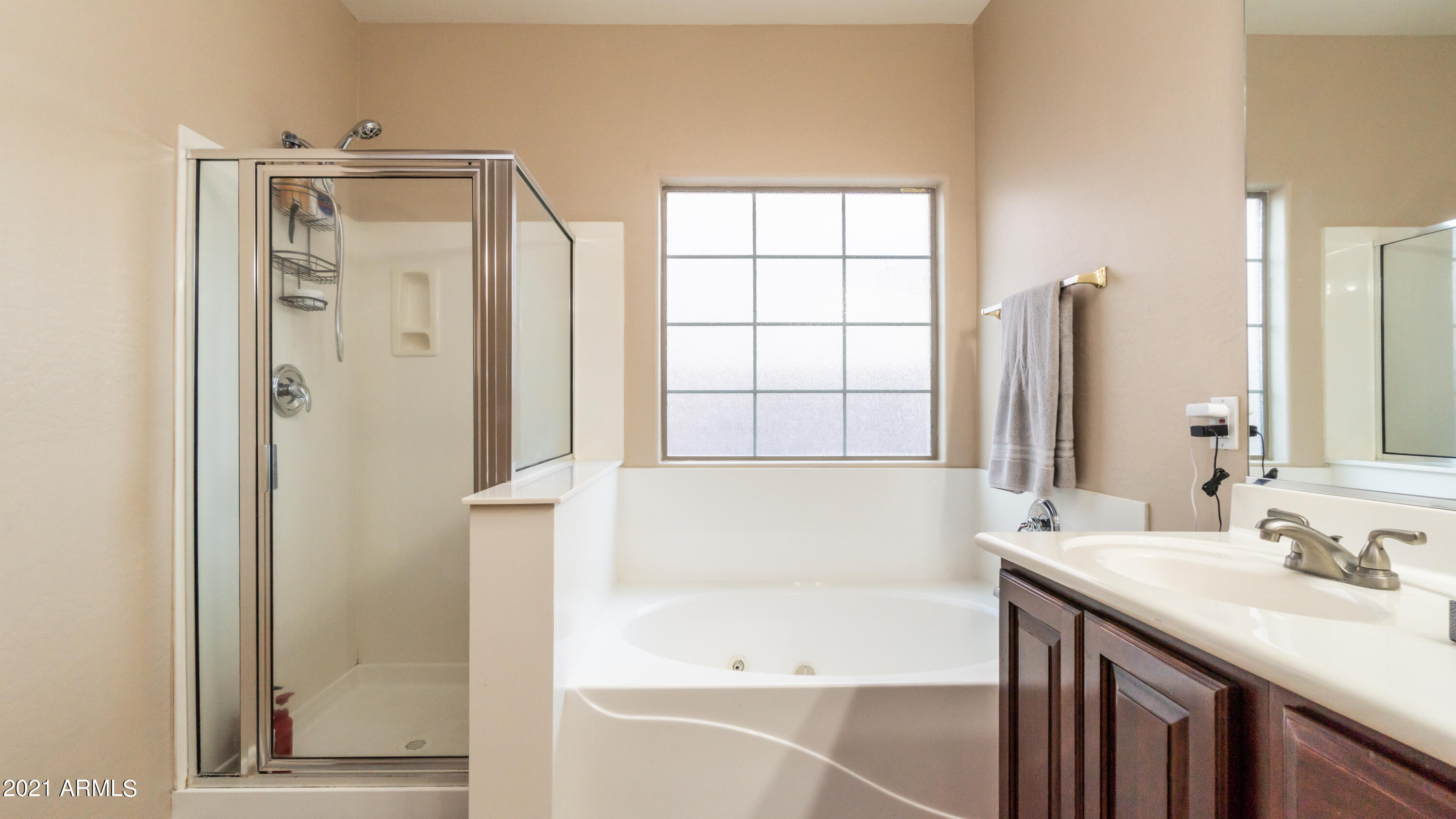 45417 West Zion Road Maricopa, AZ 85139 - Photo 22 of 31 a bathroom with a bathtub and a sink