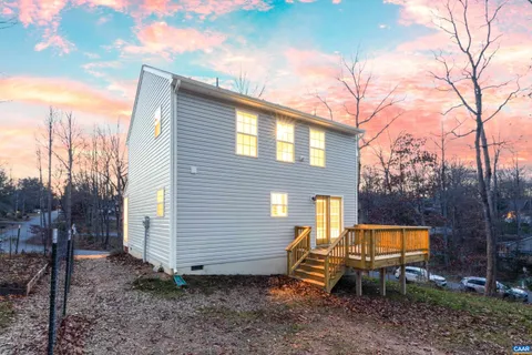 a view of a house with backyard