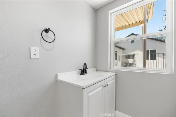 $799,990 | 44441 Sierra Highway, Lancaster, CA 93534