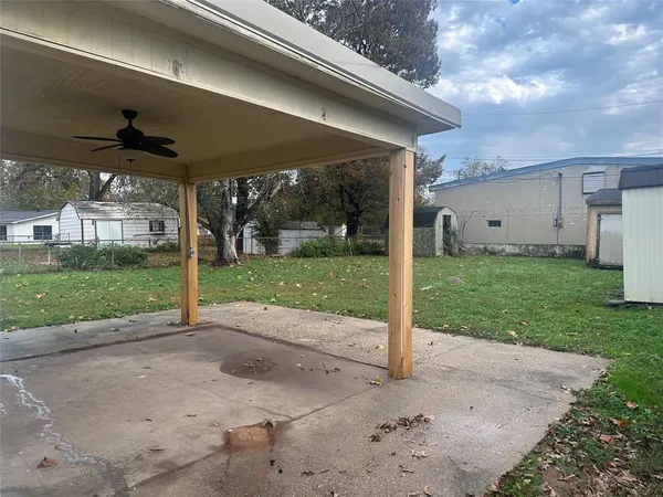 a view of a house with backyard and porch