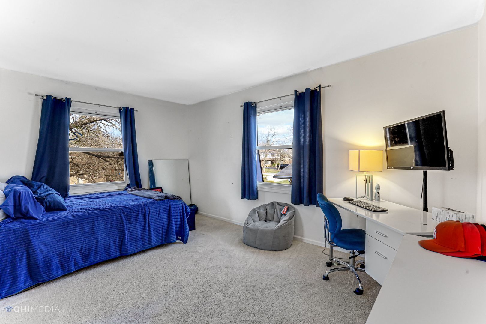 2930 Paris Road Olympia Fields, IL 60461 - Photo 17 of 27 a living room with furniture and a flat screen tv