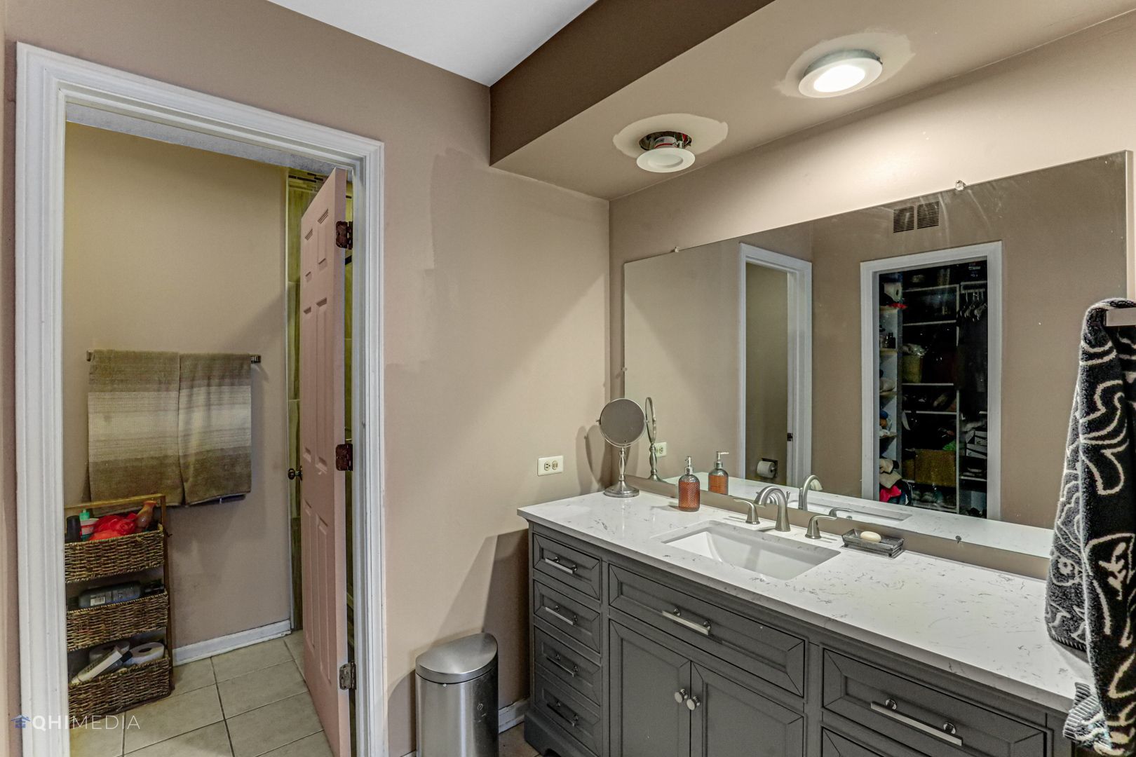 2930 Paris Road Olympia Fields, IL 60461 - Photo 20 of 27 a bathroom with a sink and a mirror