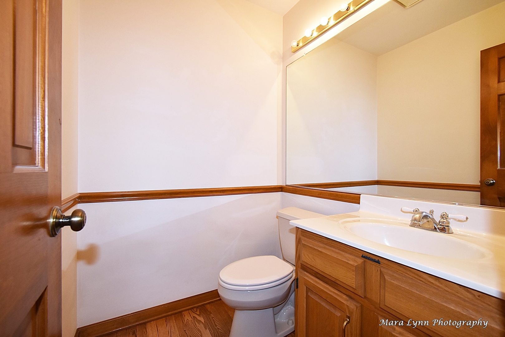 112 Sumac Court St. Charles, IL 60174 - Photo 20 of 37 a bathroom with a sink and a mirror