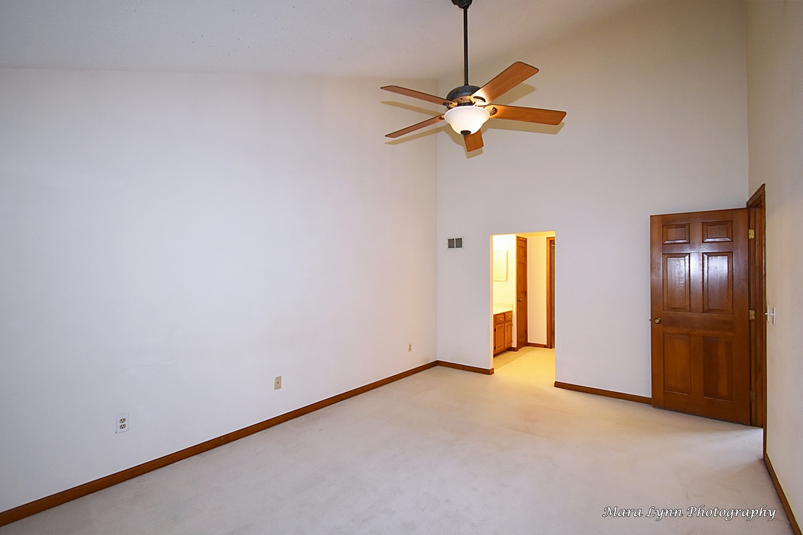 112 Sumac Court St. Charles, IL 60174 - Photo 26 of 37 a view of empty room with window
