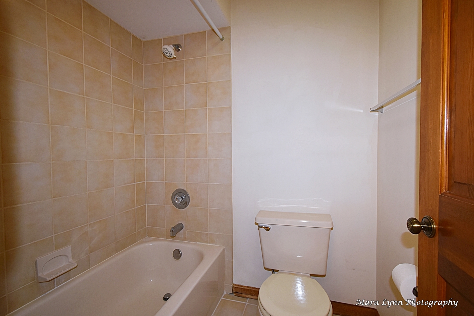 112 Sumac Court St. Charles, IL 60174 - Photo 28 of 37 a white toilet sitting next to a bath tub and a shower