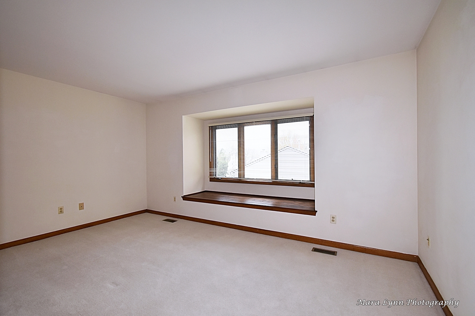 112 Sumac Court St. Charles, IL 60174 - Photo 30 of 37 a view of a room that has a window
