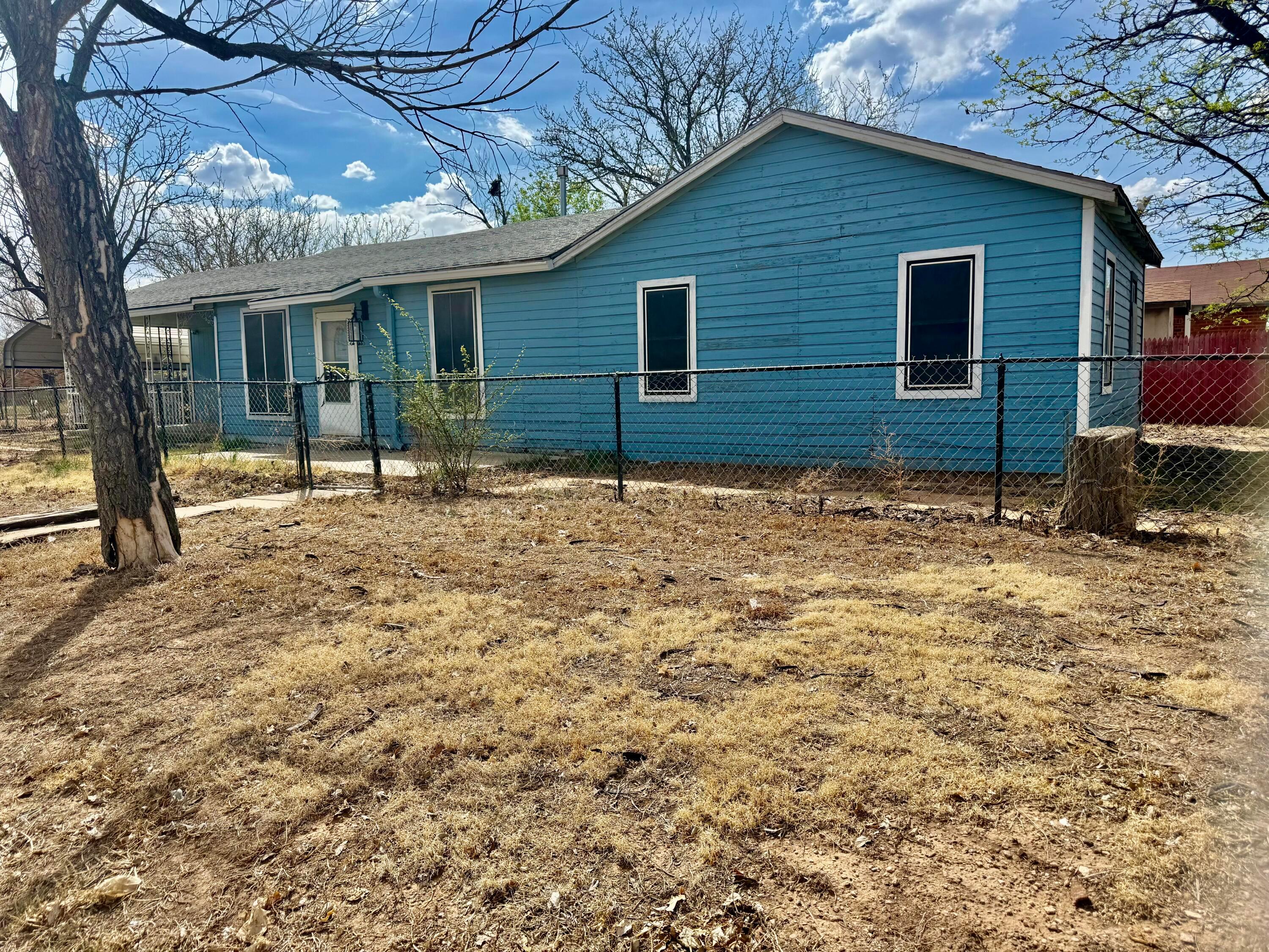 1518 South Williams Street Amarillo, TX 79102 - Photo 2 of 13 a backyard of a house
