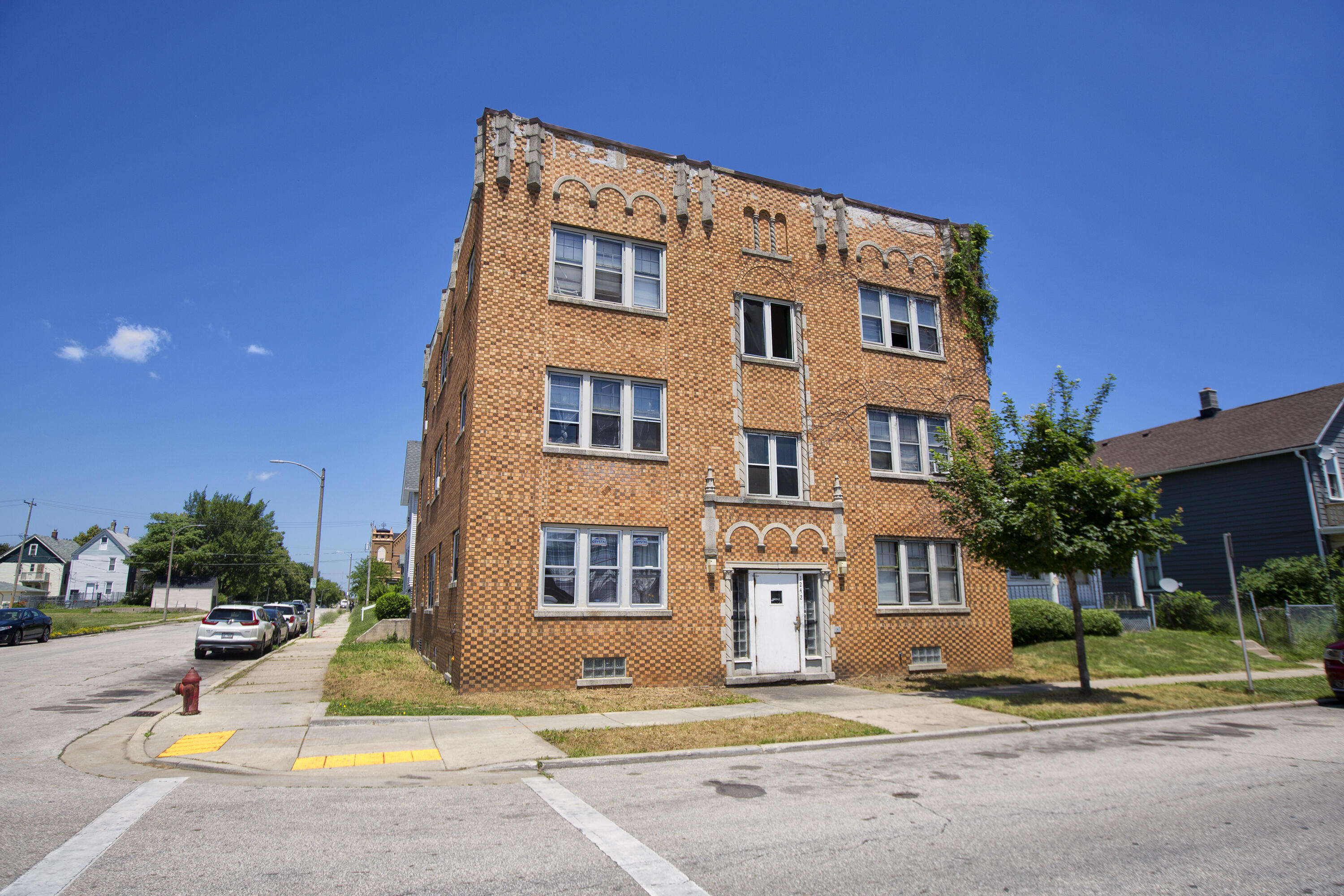 Welcome to this 18 unit studios!