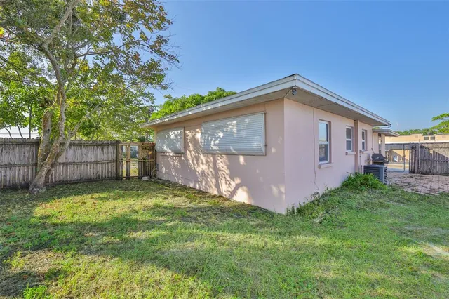 $2,100 | 72 Lake Shore Drive, Palm Harbor, FL 34684