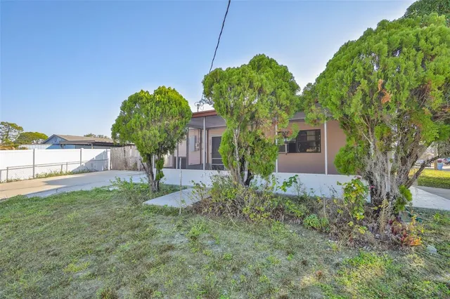 $2,100 | 72 Lake Shore Drive, Palm Harbor, FL 34684