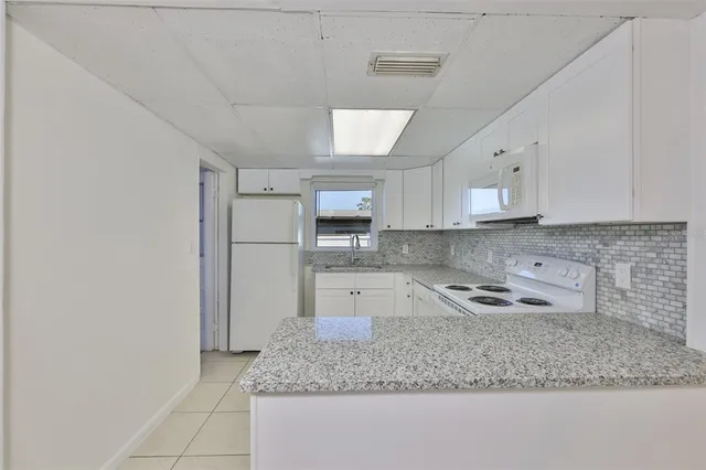 $2,100 | 72 Lake Shore Drive, Palm Harbor, FL 34684