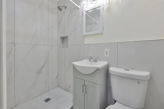 $2,100 | 72 Lake Shore Drive, Palm Harbor, FL 34684