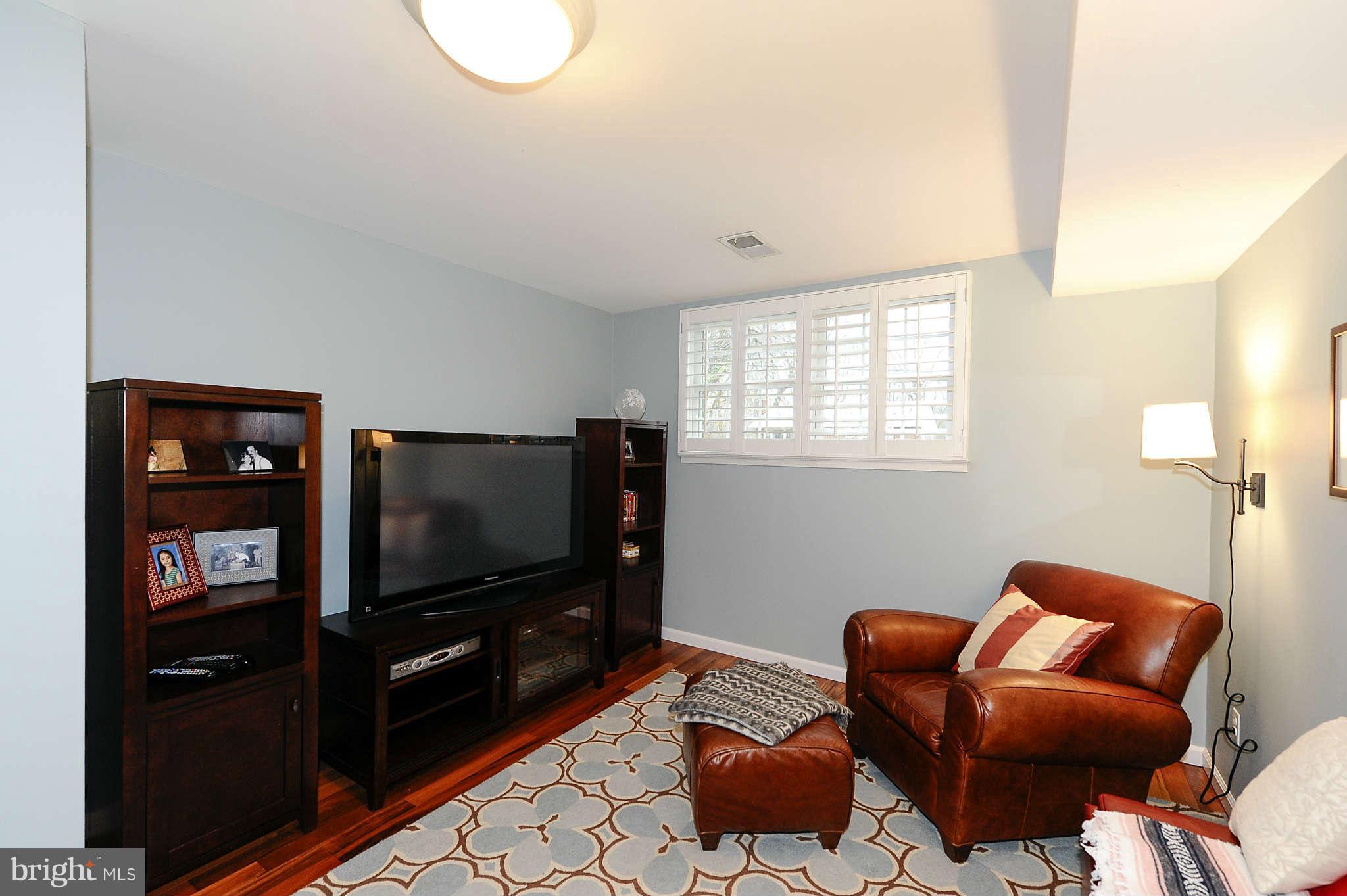 5411 Inverchapel Road Springfield, VA 22151 - Photo 20 of 22 a living room with furniture and a flat screen tv