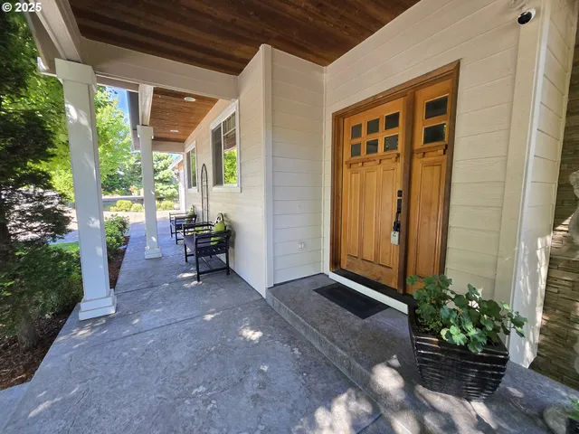 a view of a house with porch and garden