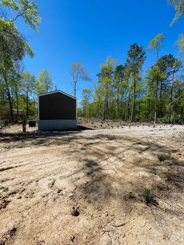 a view of a yard with lots of green space