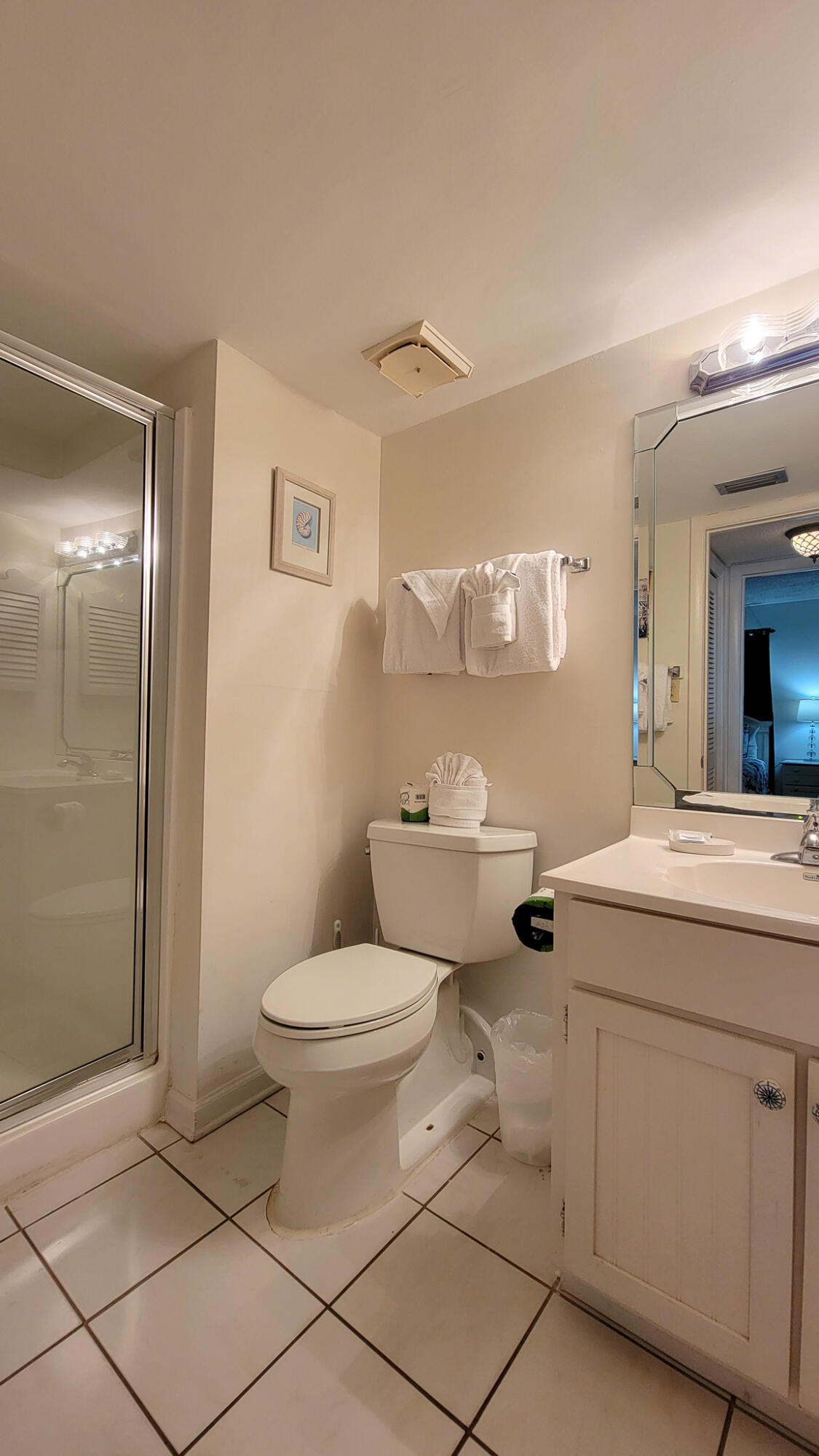 909 Santa Rosa Boulevard, Unit 319 Fort Walton Beach, FL 32548 - Photo 20 of 39 a bathroom with a toilet sink and mirror