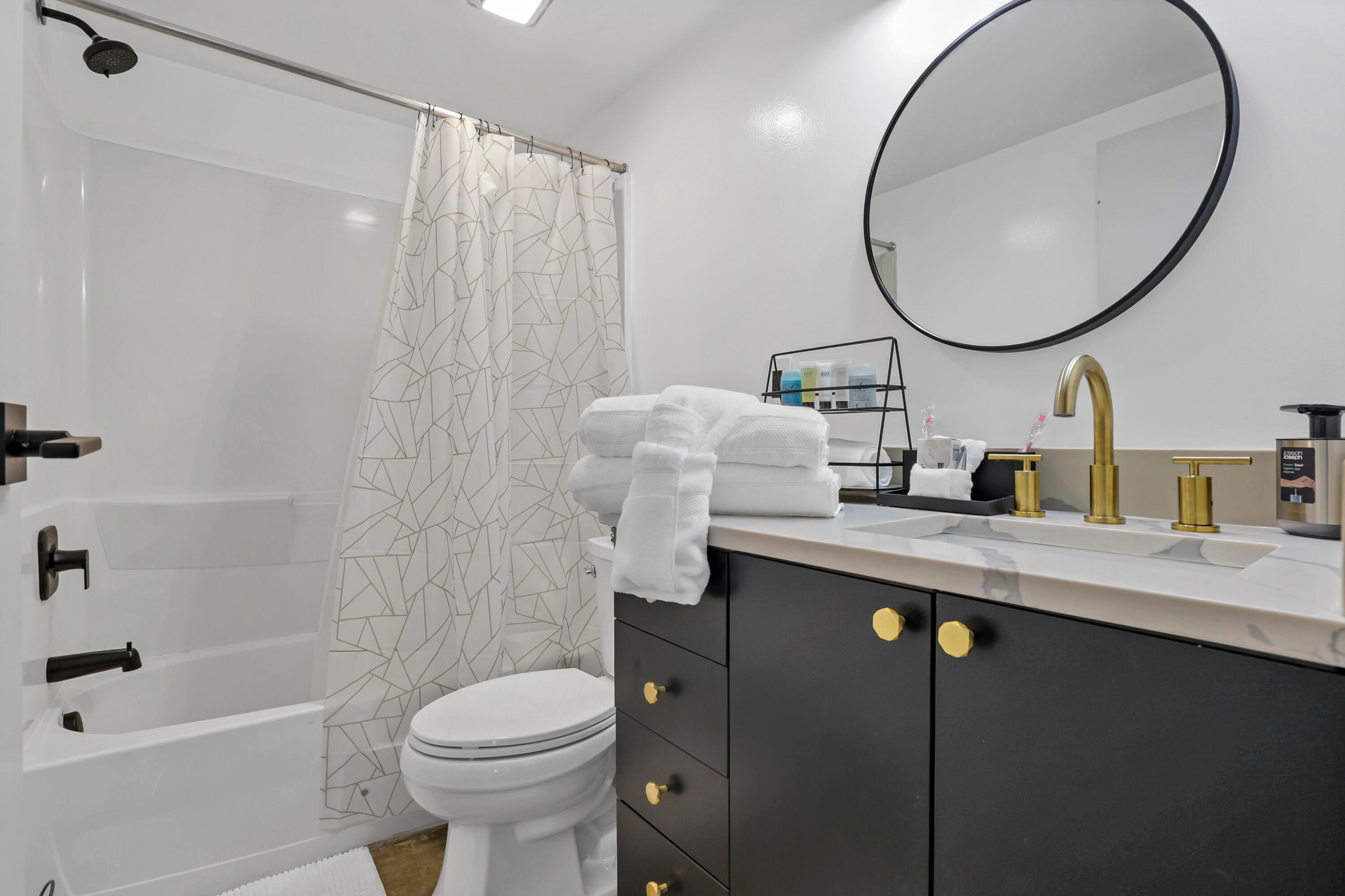 767 North High Street, Unit R208 Columbus, OH 43215 - Photo 27 of 32 Full Bath