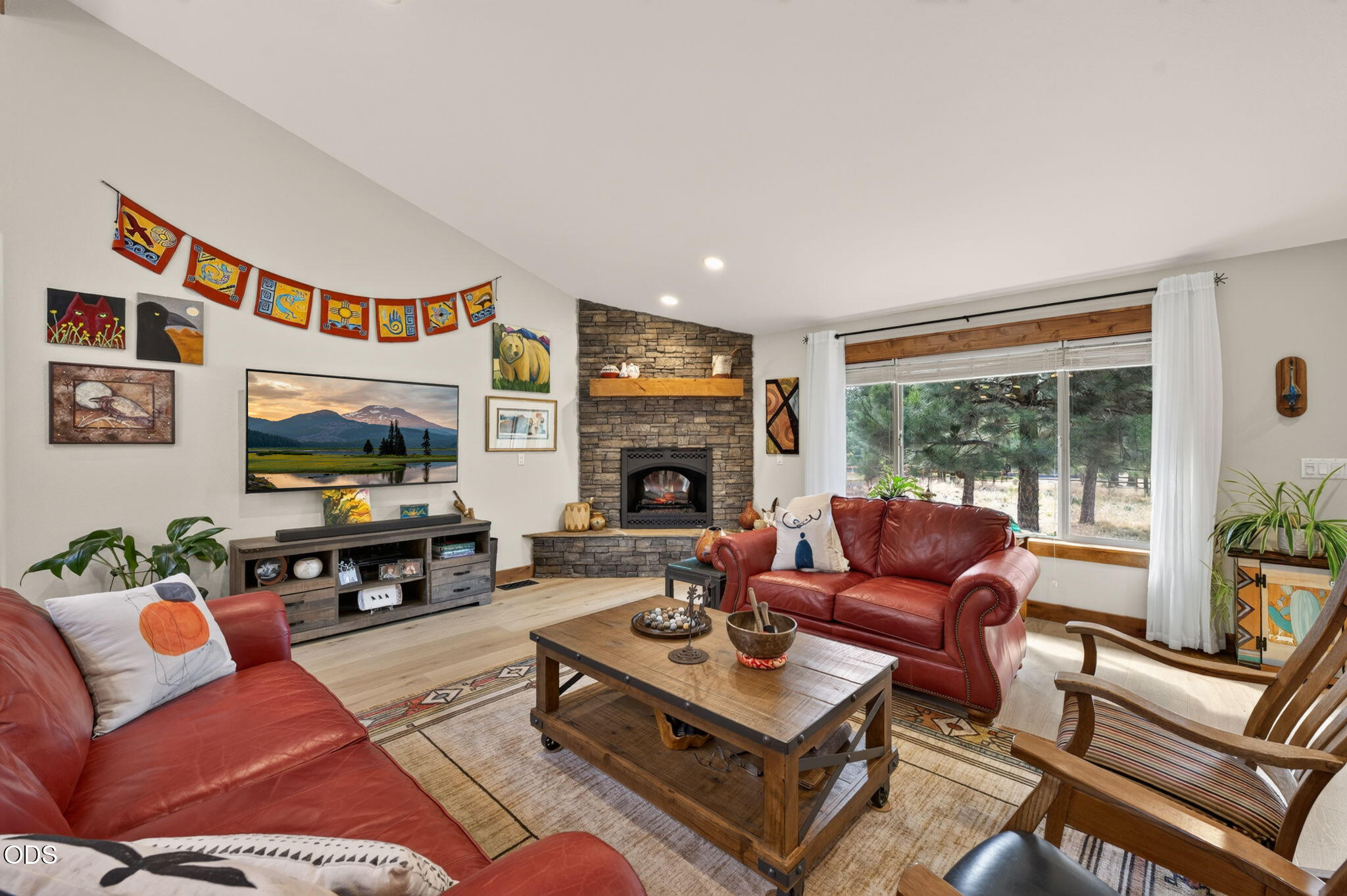 19563 Apache Road Bend, OR 97702 - Photo 4 of 47 Gallery Image 4