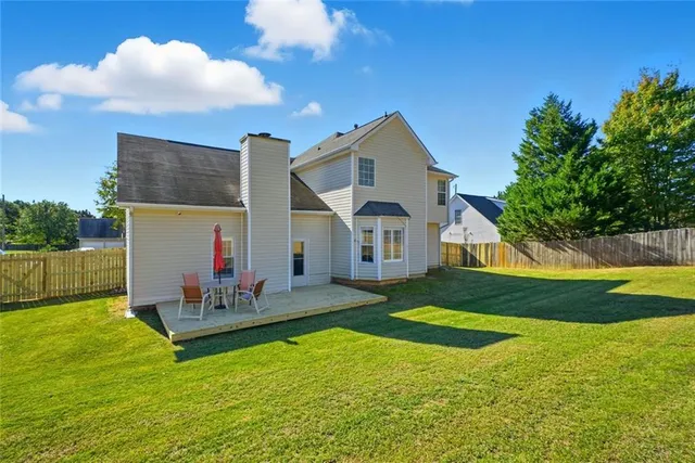 a front view of house with yard and entertaining space