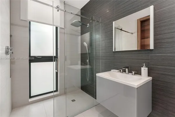 $95,000 | 528 Lakeview Court, Miami Beach, FL 33140