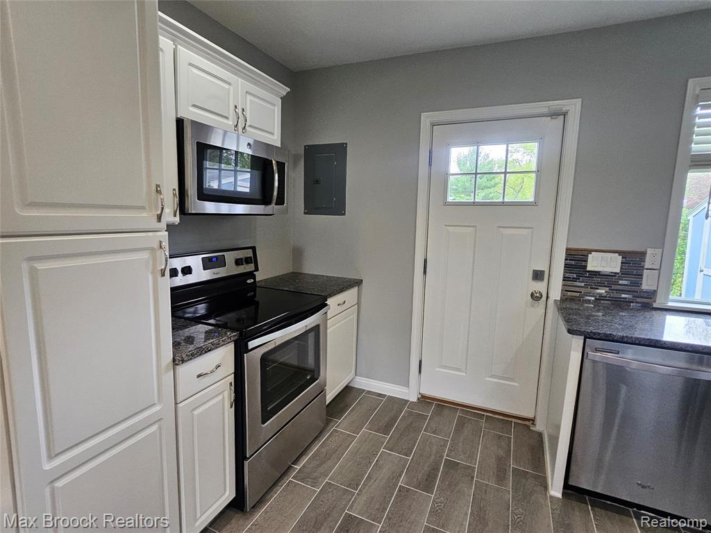 3221 Union Lake Road Commerce Township, MI 48382 - Photo 9 of 20