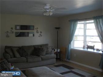 254 G Street Carneys Point, NJ 08069 - Photo 7 of 10 Living Room