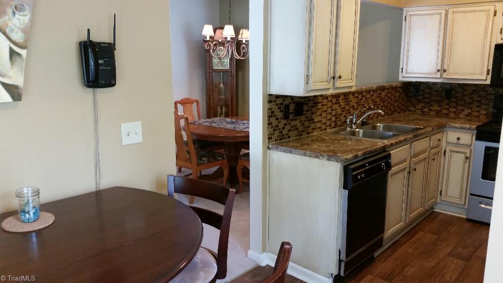 3216 Pipers Way High Point, NC 27265 - Photo 11 of 25 Easy flow in this home, perfect for entertaining.