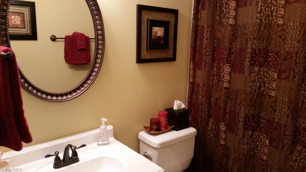 3216 Pipers Way High Point, NC 27265 - Photo 18 of 25 Upstairs bathroom shared by two bedrooms.
