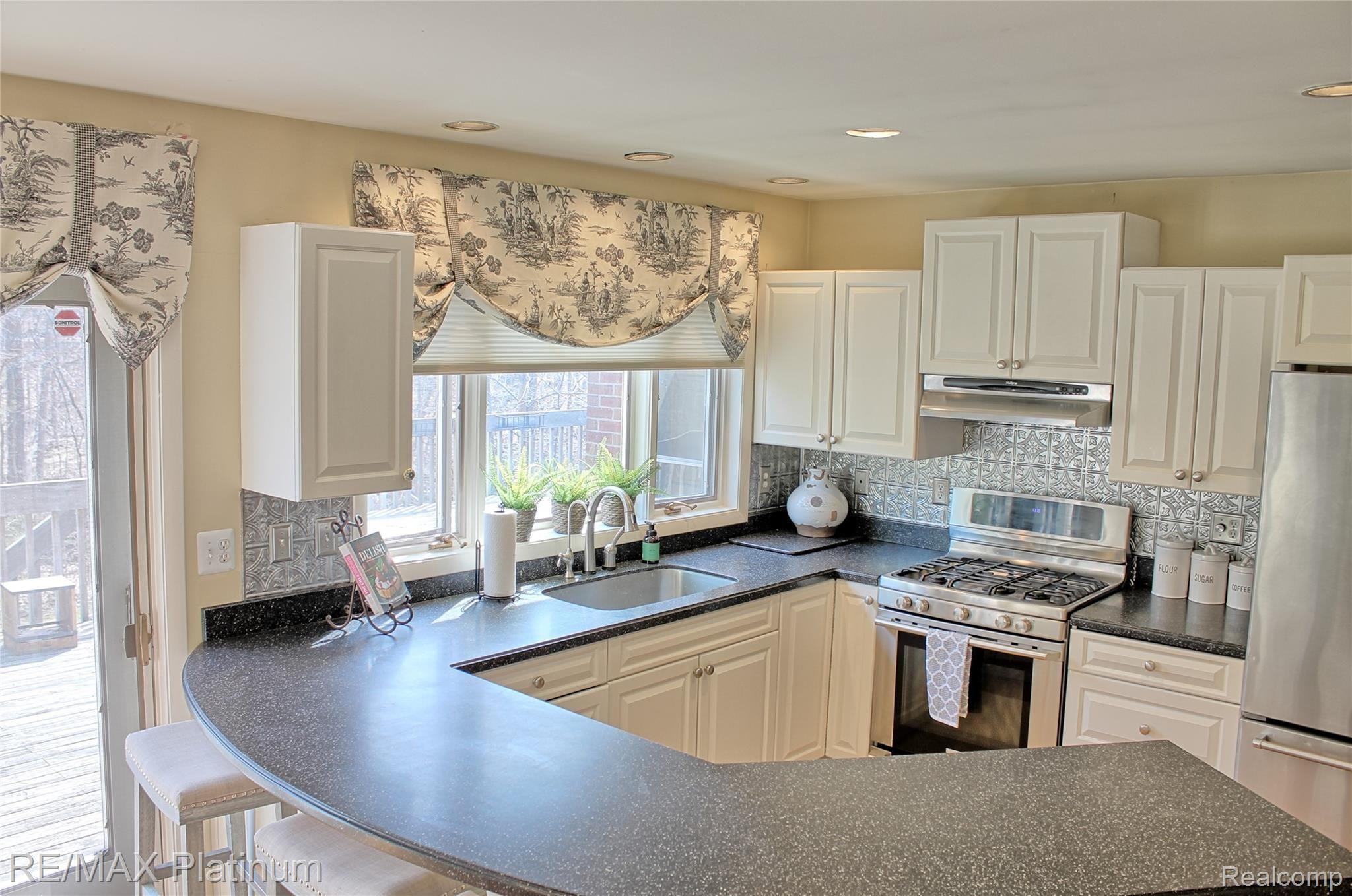 625 Spring Valley Road Ann Arbor, MI 48105 - Photo 16 of 75 KitchenStove.jpg