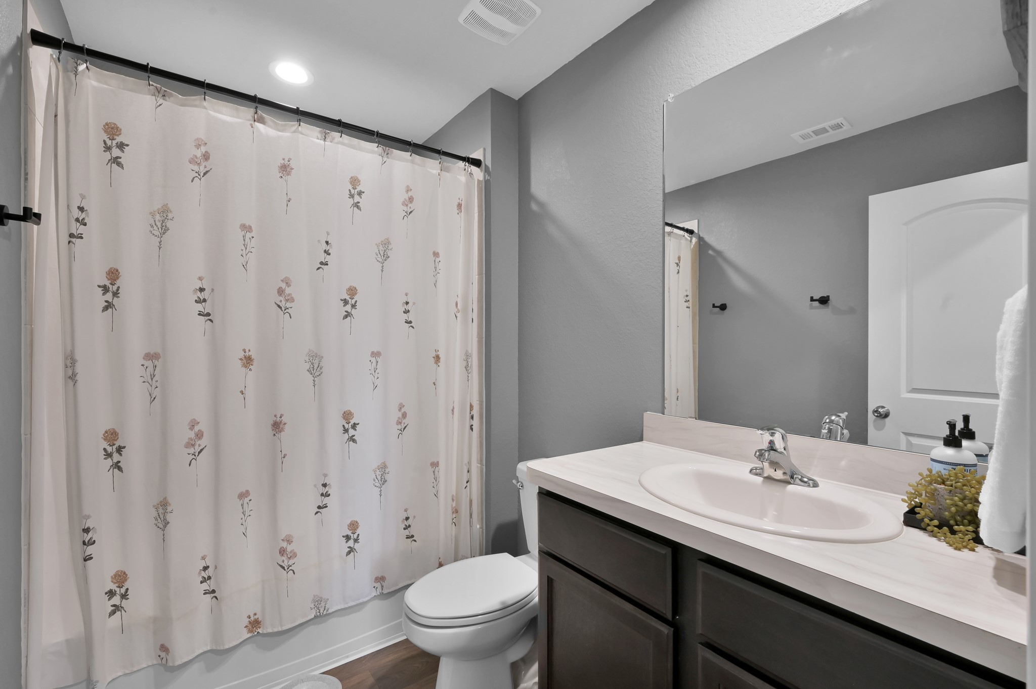 13916 Great Pnes Court Conroe, TX 77302 - Photo 17 of 22 Secondary bathroom