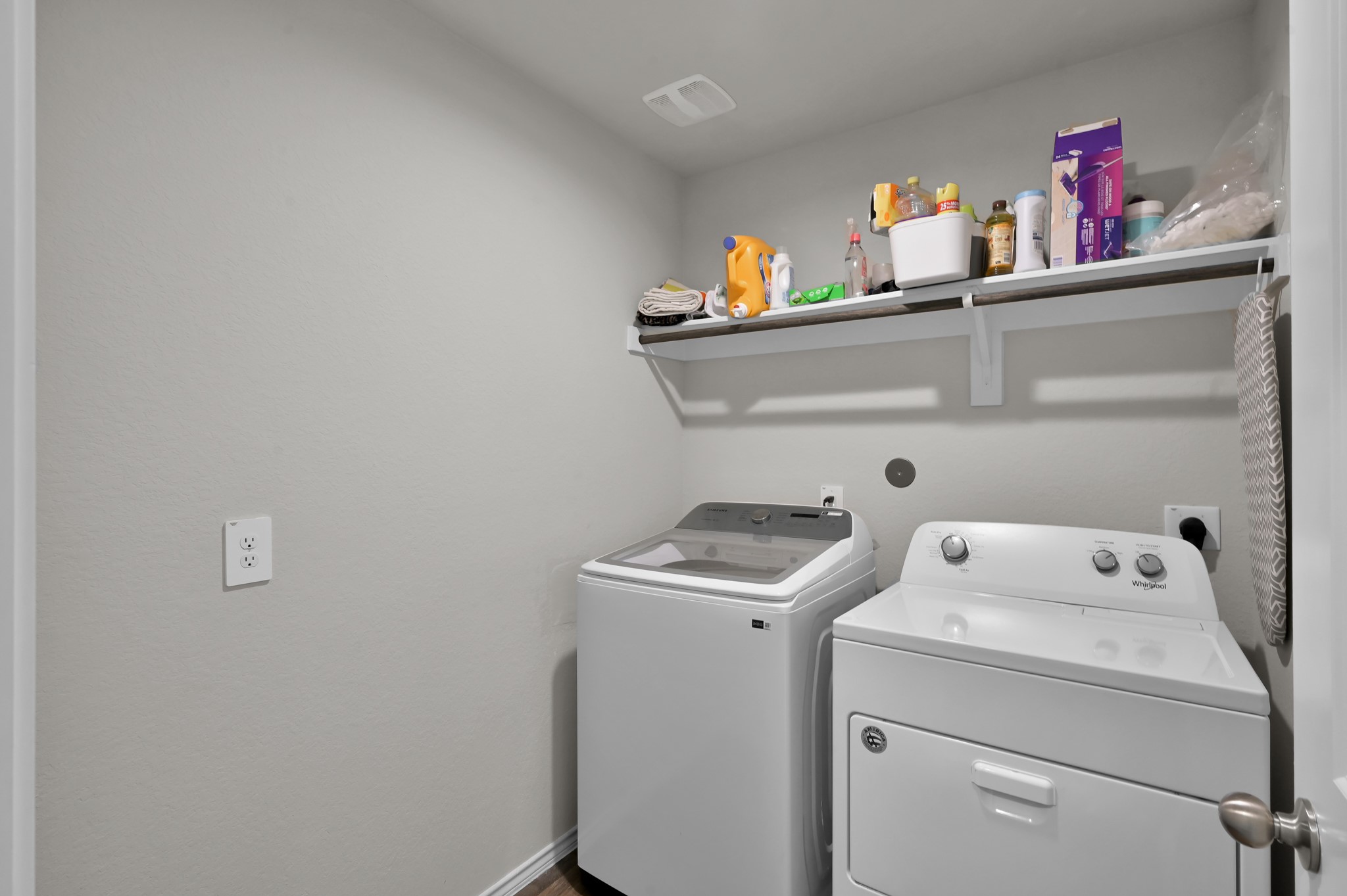 13916 Great Pnes Court Conroe, TX 77302 - Photo 4 of 22 Laundry room