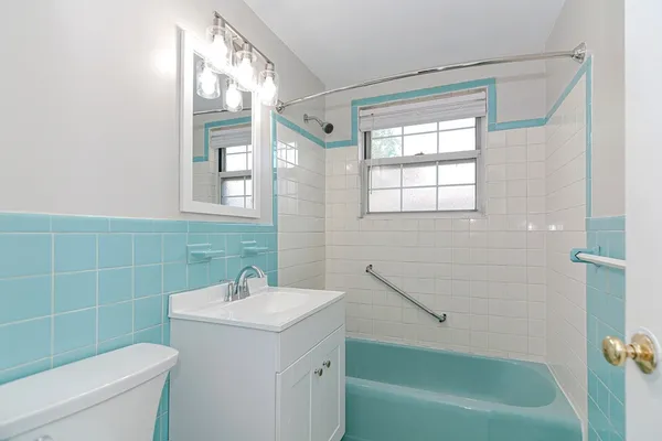 $2,500 | 4 Colonial Village Drive, Unit 9, Arlington, MA 02474