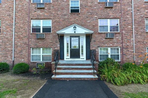 $2,500 | 4 Colonial Village Drive, Unit 9, Arlington, MA 02474