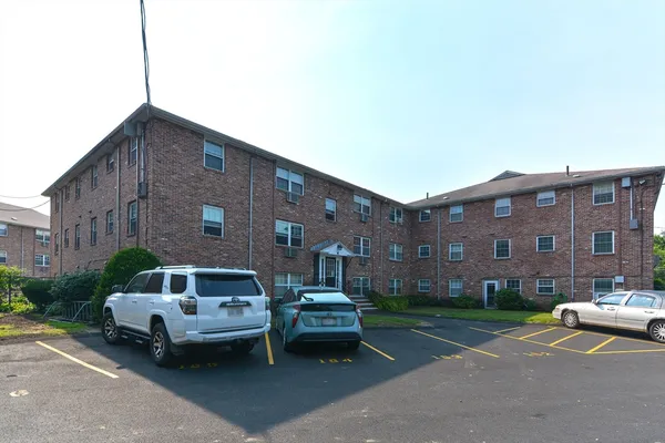$2,500 | 4 Colonial Village Drive, Unit 9, Arlington, MA 02474
